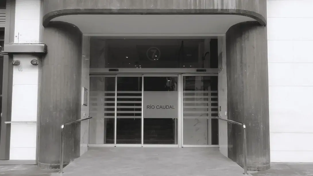 Accesibilidad y seguridad con la nueva puerta corredera telescópica para edificio residencial
