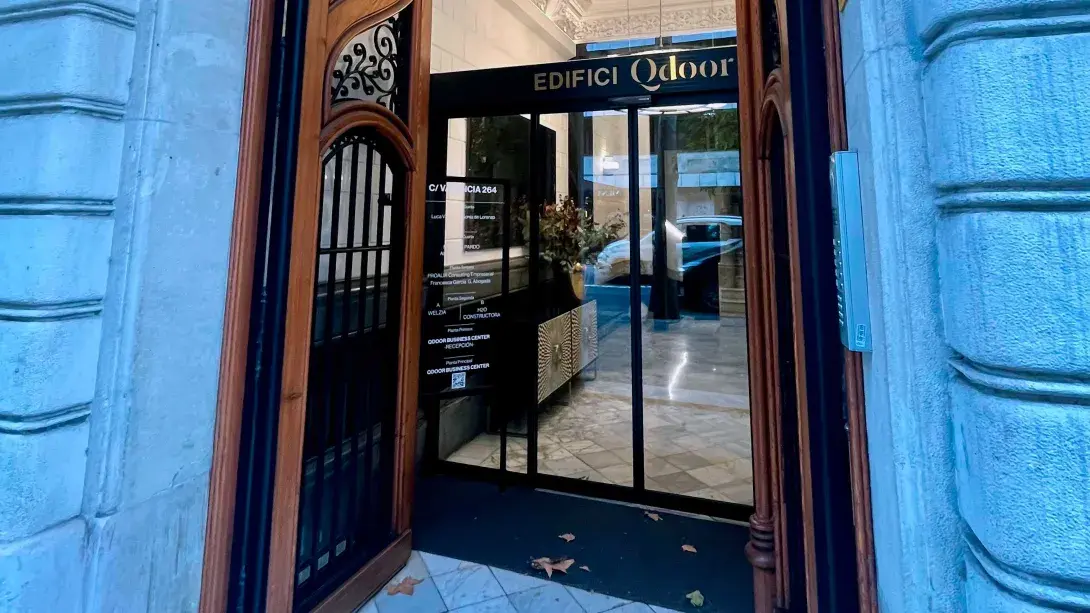 Integración de una puerta automática en el modernista Qdoor Business Center de Barcelona