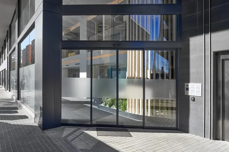 Puertas automáticas en proyectos residenciales de obra nueva