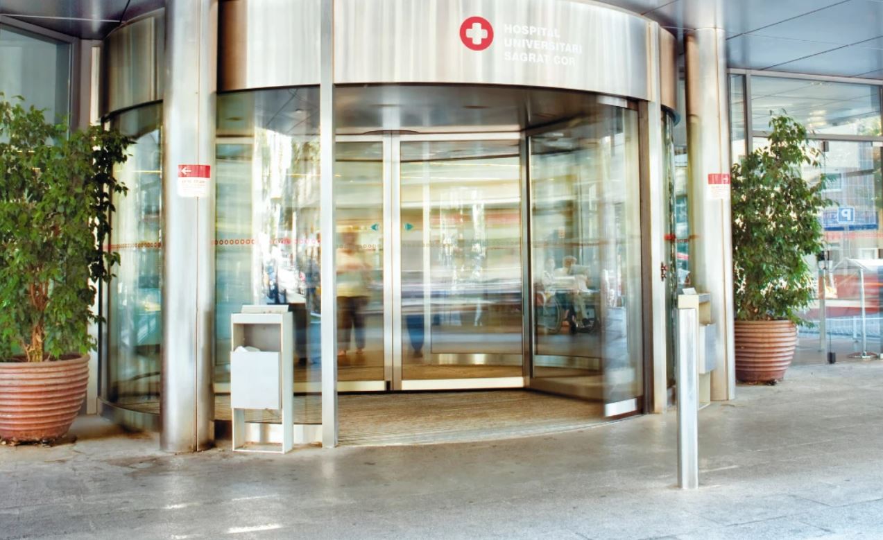 automatic revolving door for the entrance of a hospital