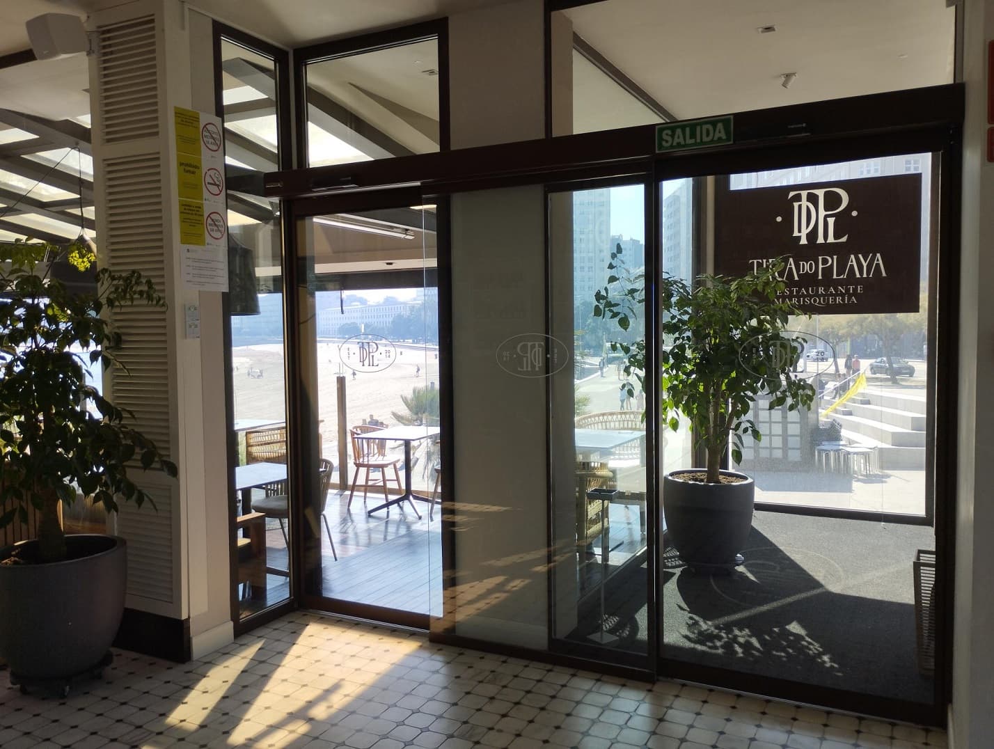 restaurante puertas automaticas personalizadas tira do playa