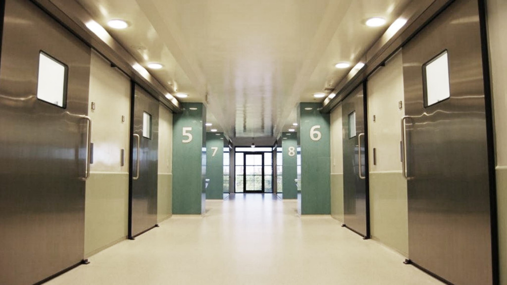 Hospital Britanico de Uruguay puertas automaticas