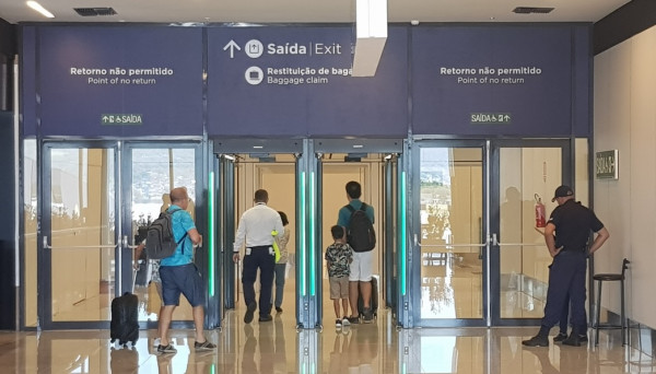 pasillos antirretorno aeropuerto de Florianopolis manusa Brasil