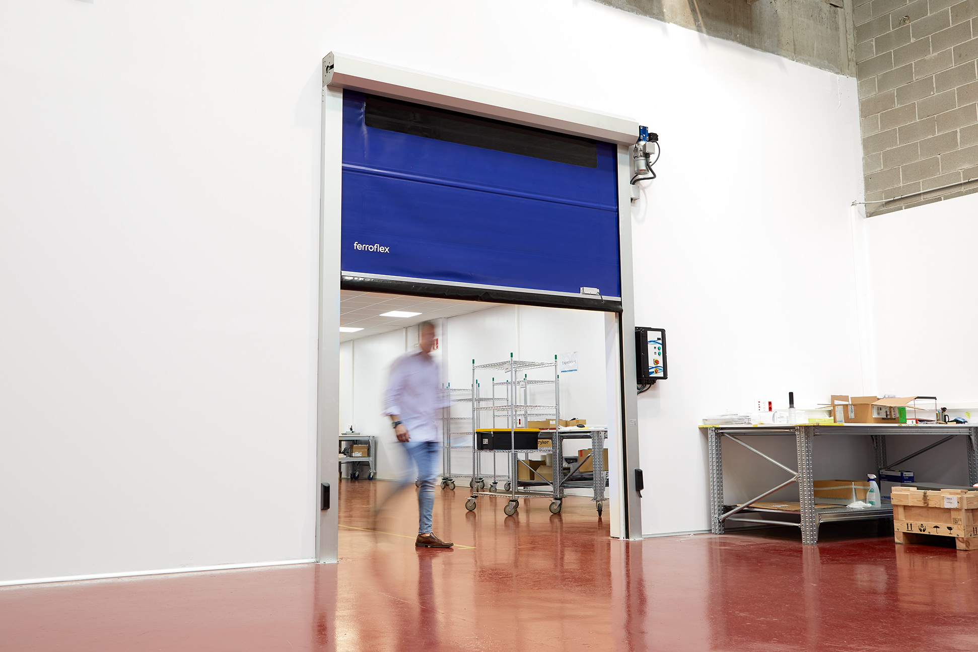 Principales beneficios de las puertas rapidas para el personal interno