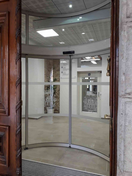 porta automática curva Prefeitura de Aranda de Duero