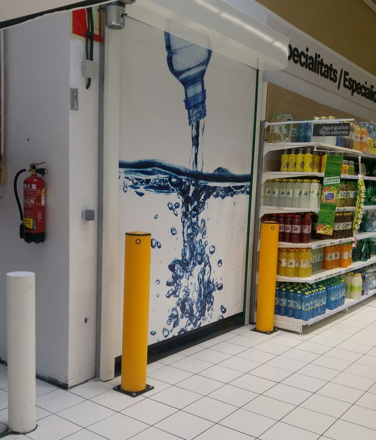 Porta rápida Ferroflex instalada num supermercado